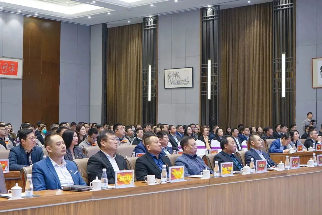 弘揚勞模精神 貢獻青春力量<br>瑞源控股集團“慶五一、迎五四”表彰大會圓滿召開，文達通股份多人獲獎！  ?