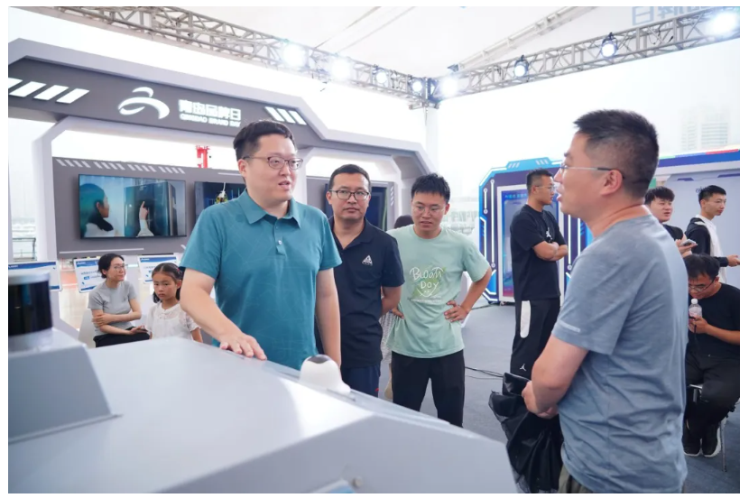 青島市委常委、副市長王波等領(lǐng)導(dǎo)嘉賓參觀文達通AI無人清掃車