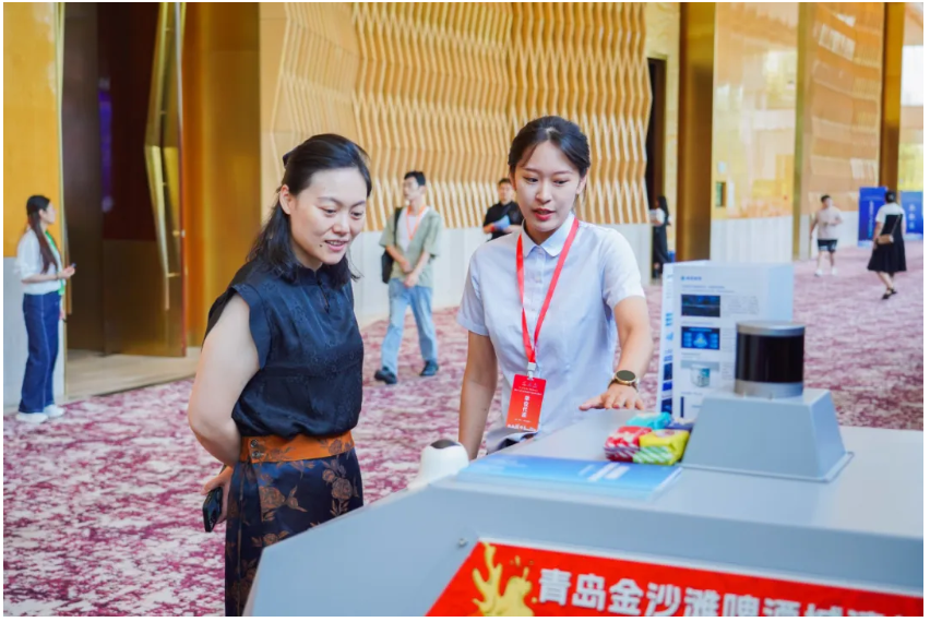 文達(dá)通AI無人清掃車亮相第十一屆“百所高校千名博士青島行”活動(dòng) 文達(dá)通AI無人清掃車亮相第十一屆“百所高校千名博士青島行”活動(dòng)