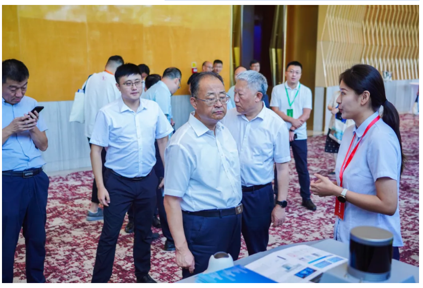 文達(dá)通AI無人清掃車亮相第十一屆“百所高校千名博士青島行”活動(dòng) 文達(dá)通AI無人清掃車亮相第十一屆“百所高校千名博士青島行”活動(dòng)