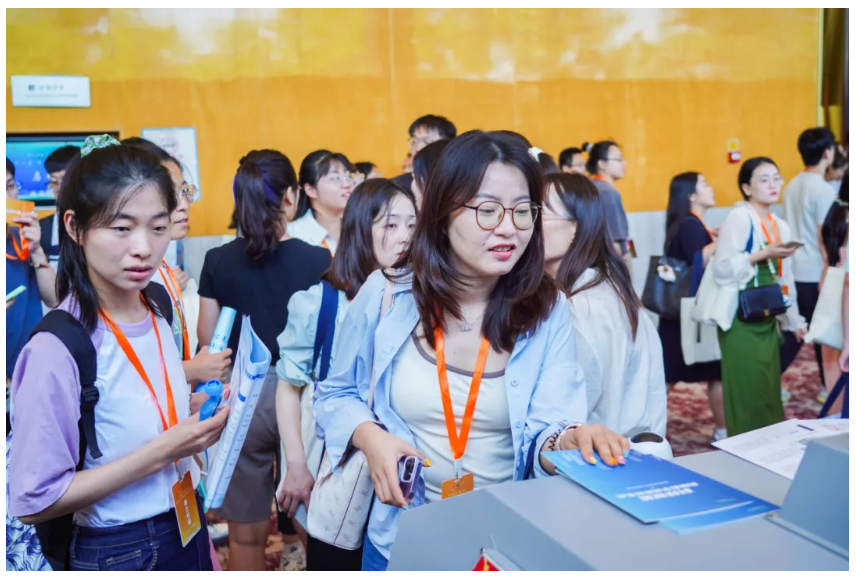 文達(dá)通AI無人清掃車亮相第十一屆“百所高校千名博士青島行”活動(dòng) 文達(dá)通AI無人清掃車亮相第十一屆“百所高校千名博士青島行”活動(dòng)