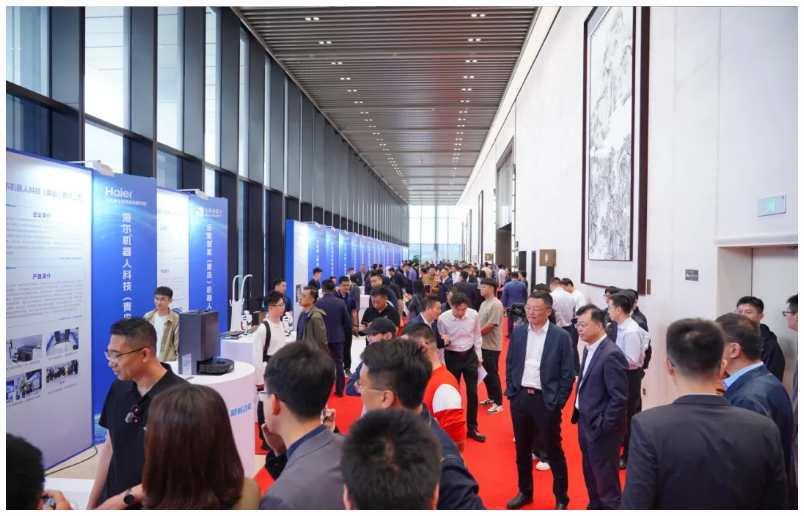 “機(jī)”聚新動能 “智”創(chuàng)新未來丨文達(dá)通無人清掃機(jī)器人亮相2025青島市具身智能機(jī)器人生態(tài)發(fā)展大會